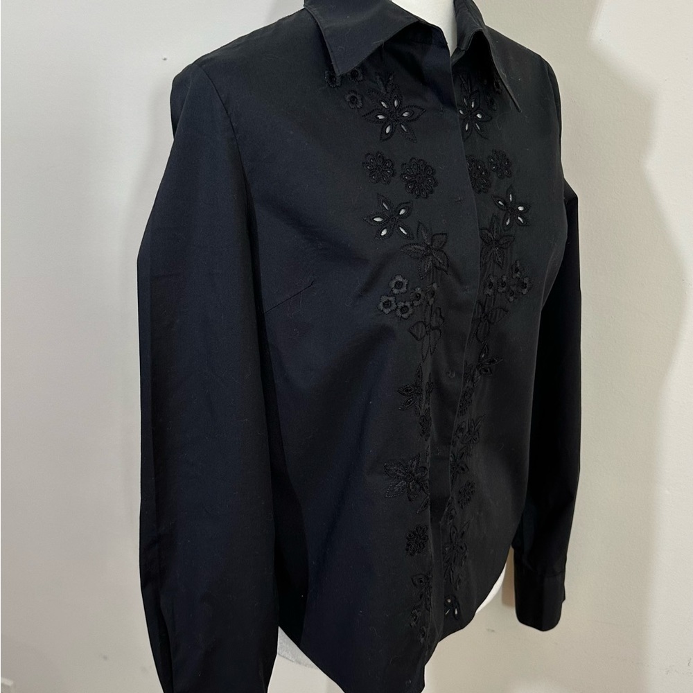 BCBGMAXAZRIA sz XL shirt in black with eyelet on the upper front